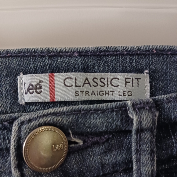 EUC Lee Classic Fit Straight Leg Jeans Size 6M EUC - Picture 2 of 5